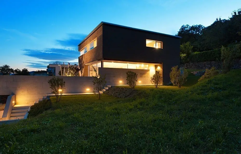 夕暮れの一戸建て住宅外観